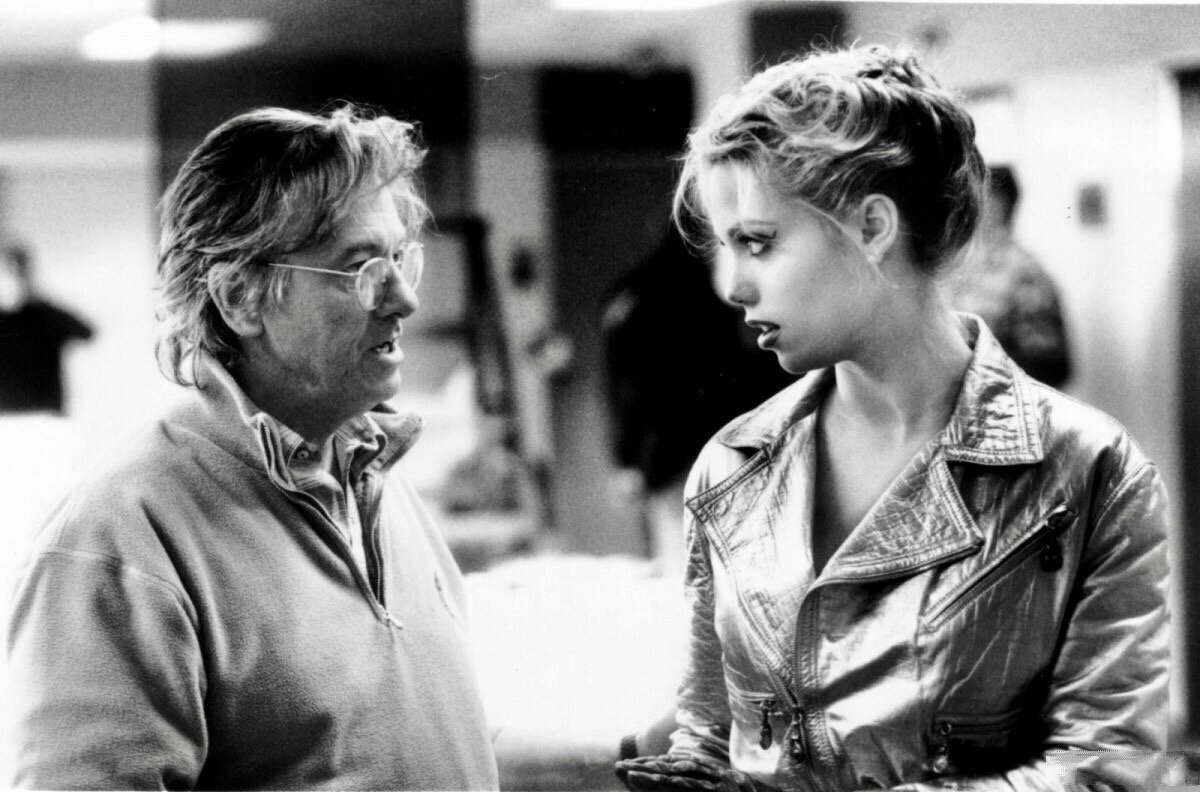 Фото со съемок фильма Шоугелз (1995). Источник kino-teatr.ru