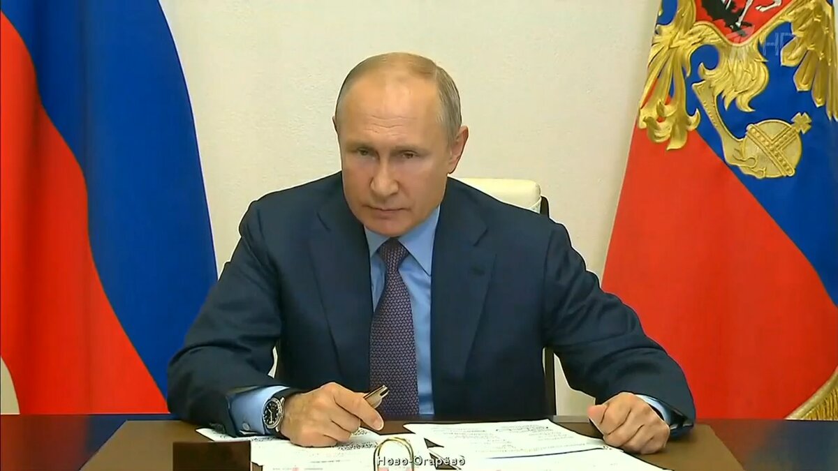 Взгляд исподлобья, губы растянуты и напряжены - гнев и недовольство