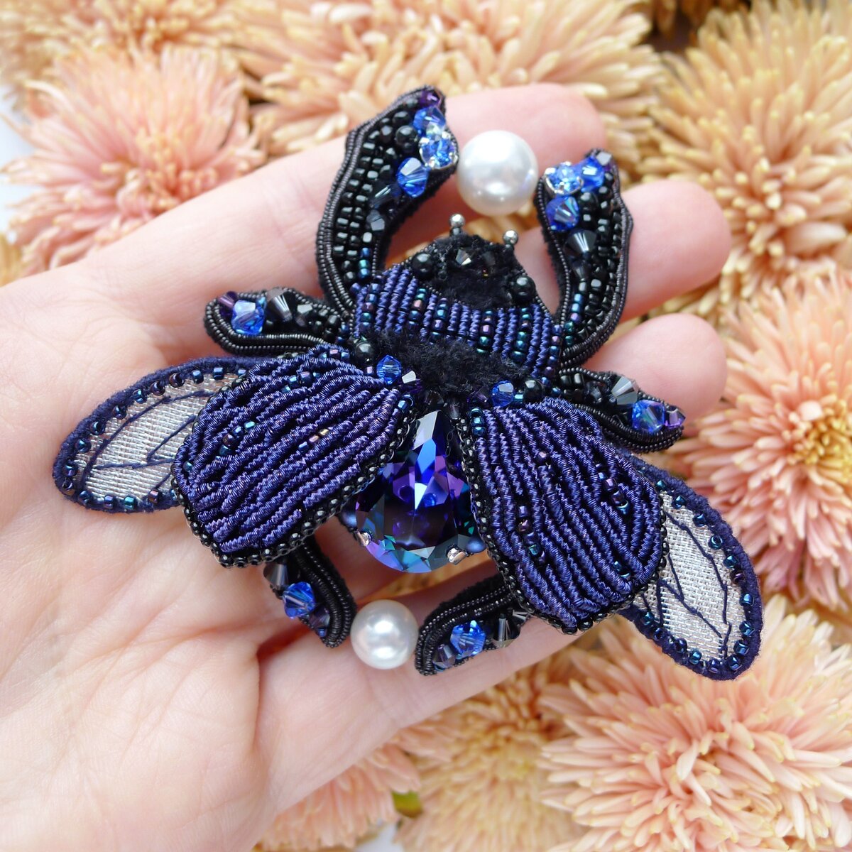 Фото автора. Под крыльями большой кристалл Heliotrope.