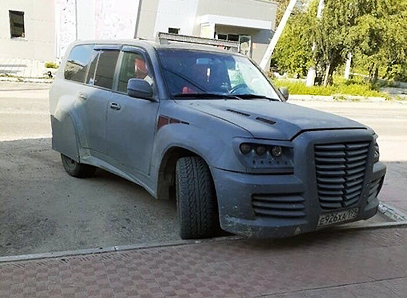 Передняя часть автомобиля выглядит причудливо и ужасающе