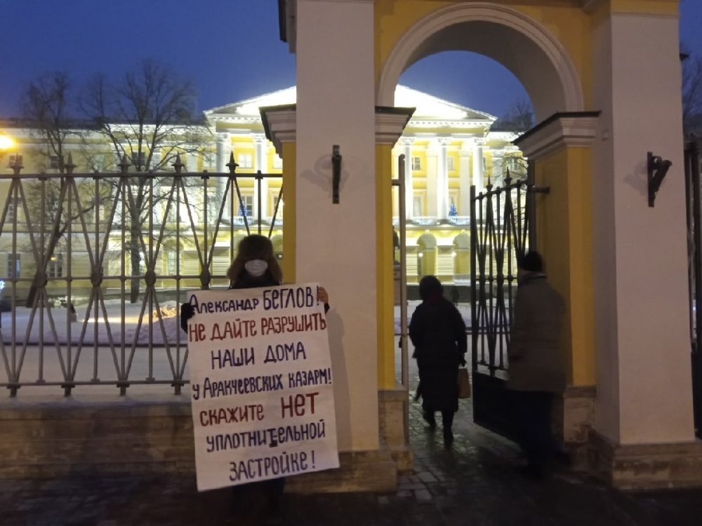 Пикеты у Смольного. Фото из ТГ-канала "Живой город"