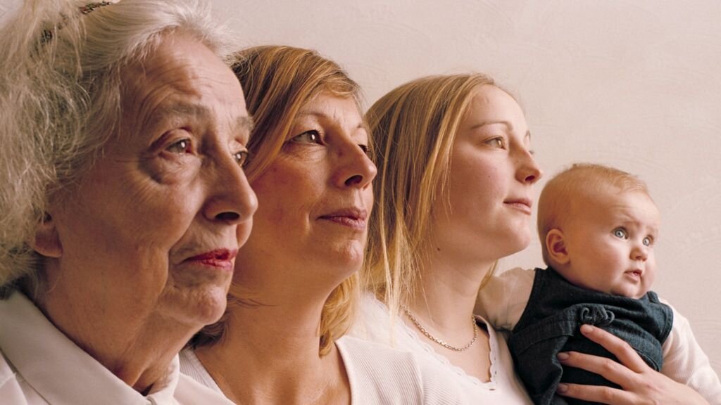 
Допустим,  отец девочки изменял матери, но не уходил из семьи в страхе делить  имущество. У отца на стороне были не только романы, но и серьезные  отношения с рождение детей. Ребенок,  находясь в этой семье, видел, как  мама плакала, ругалась, страдала, она делилась с  дочерью своими бедами.  Утверждала,  что ее папа козел, применяя  много других слов и  выражений, но пара не разводилась. Мама страдала, но терпела