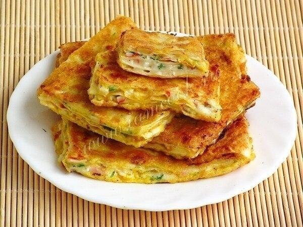 Ингридиенты: Армянский лаваш – 1 шт; Мягкий плавленый сыр «Сливочный» – 200 грамм;
Чеснок – 3 дольки;
Крабовые палочки – 100 грамм;
Зелень укропа – 0, 5 пучка;
Масло подсолнечное дезодорированное – 3 ст. ложки;
Яйца куриные – 2 шт;
Мука пшеничная – 1 ч. ложка.