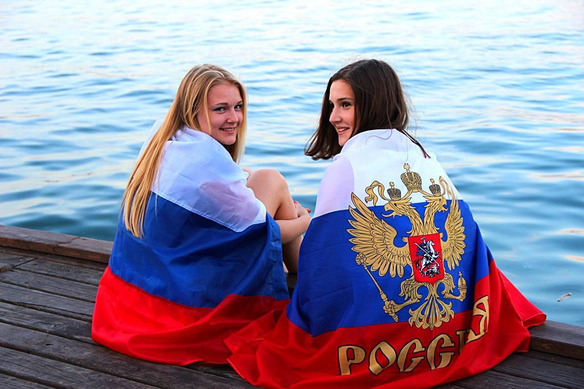 Включи большой российский. Девушка с российским флагом. Девушка на фоне российского флага. Фотосессия с российским флагом. Человек с русским флагом.
