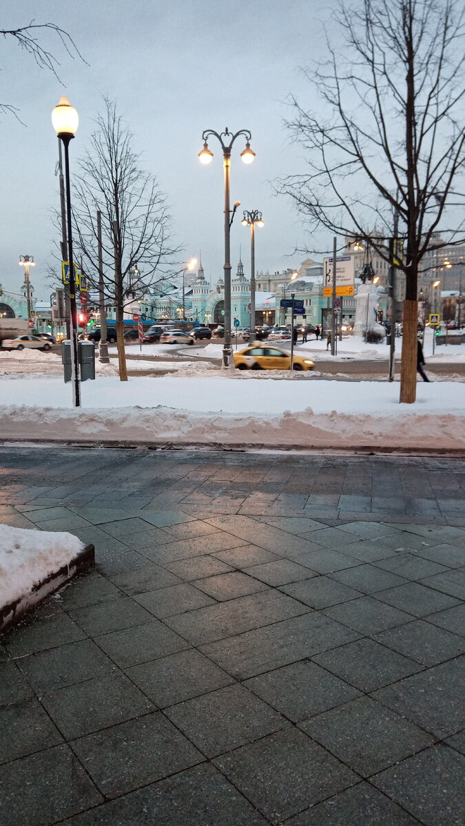 Вид при выходе со станции "Белорусский вокзал". 