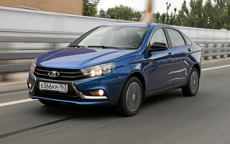 Внешне Веста выглядит неплохо, есть даже противотуманки. Единственное, что отличает Весту от более дорогих одноклассников - это отсутствие светодиодных фар, тут обычные галогенки. Везде!