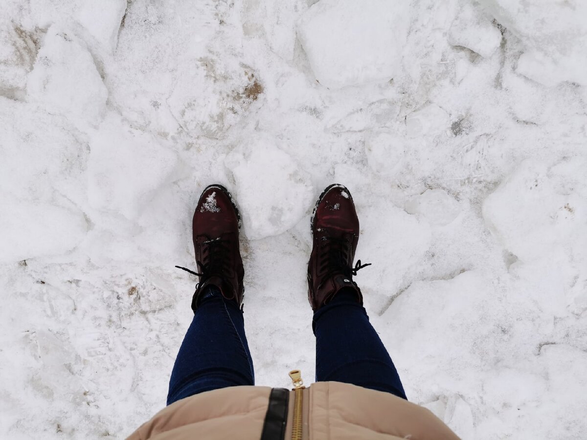 Скромные ноги автора, попирающие снег