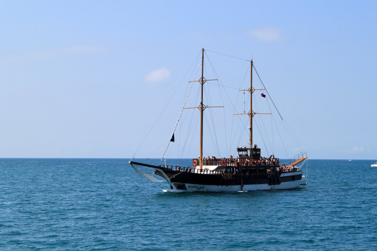 Экскурсионный корабль в Геленджике