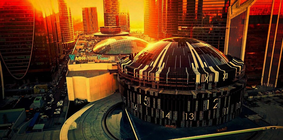 Спереди: киноконцертный зал. Сзади: ТРЦ "Афимолл"