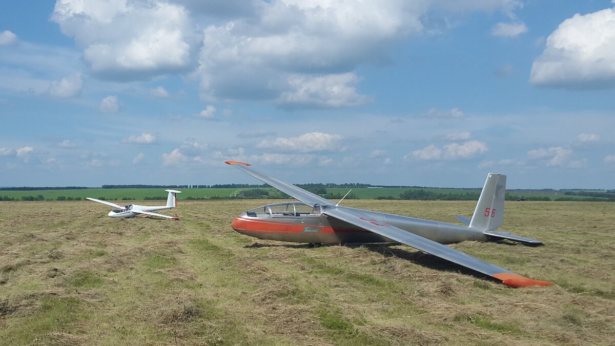 Серебристый — это двухместный учебный планер «Бланик», на котором мне и предстояло подняться в небо, а белый — новый спортивный планер АС4-115.