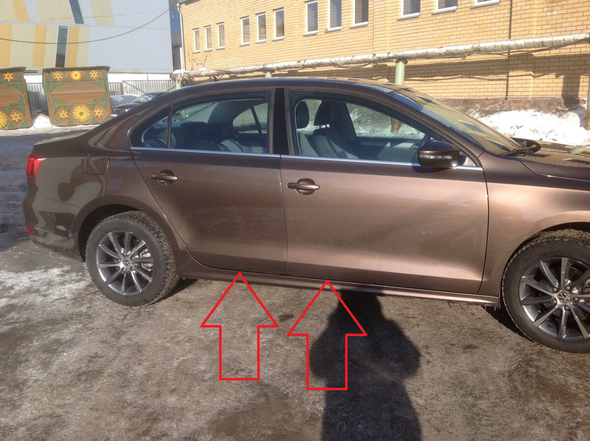 Дверь отличается по оттенку