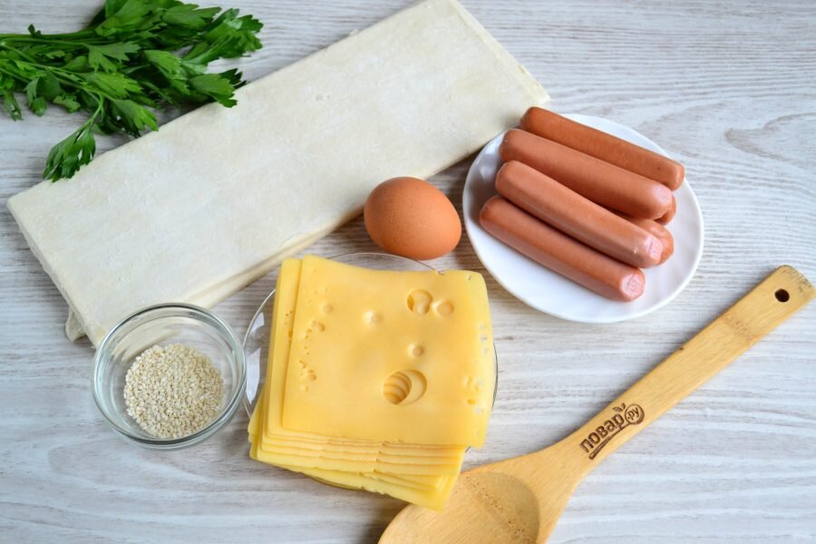 Слоеное тесто ингредиенты. Ингредиенты для приготовления сосиски в тесте. Сосиски с сыром. Тесто для сосисок в тесте Ингредиенты. Тесто сосиски сыр.