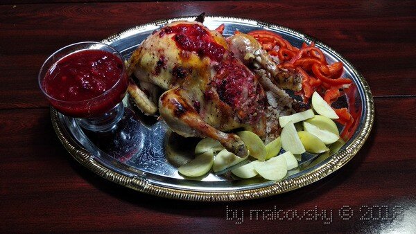 Фаршированная курица с рисом в духовке под клюквенным соусом.