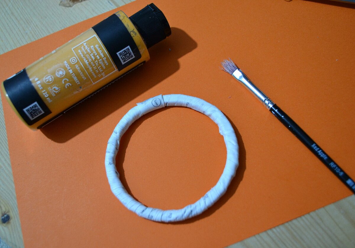 В качестве основы можно использовать любое кольцо (например, основа от узкого скотча, изоленты)