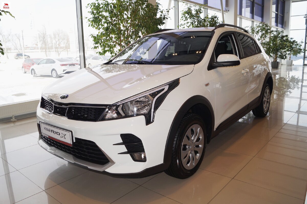 Автомобиль KIA Rio X, выставленный в шоуруме автосалона