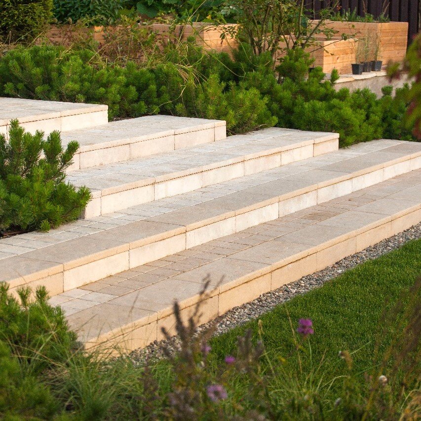 В коллекции «Тиволи» от White Hills представлен не только искусственный камень, но и архитектурный декор, тротуарная плитка, радиальные плиты, ступени, водоотводные лотки и бордюрный камень.