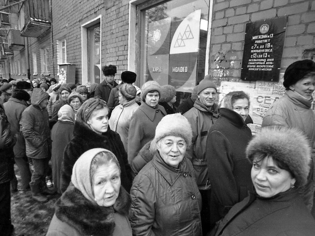 Очереди ртк. СССР В 90 Е годы очередь в магазин. Очереди в СССР 1970. Очереди в СССР 1990. Очередь в магазин СССР.