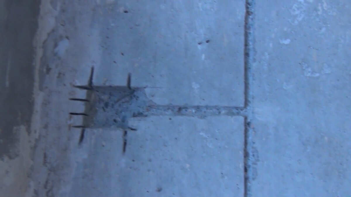 Показываю как штробить и резать стены без пыли , не имея штробореза ...