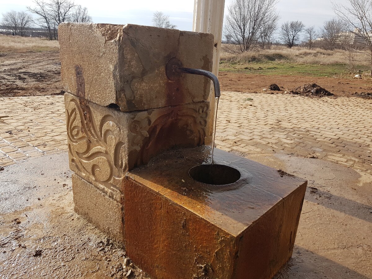 Бювет с минеральной водой в г. Саки.