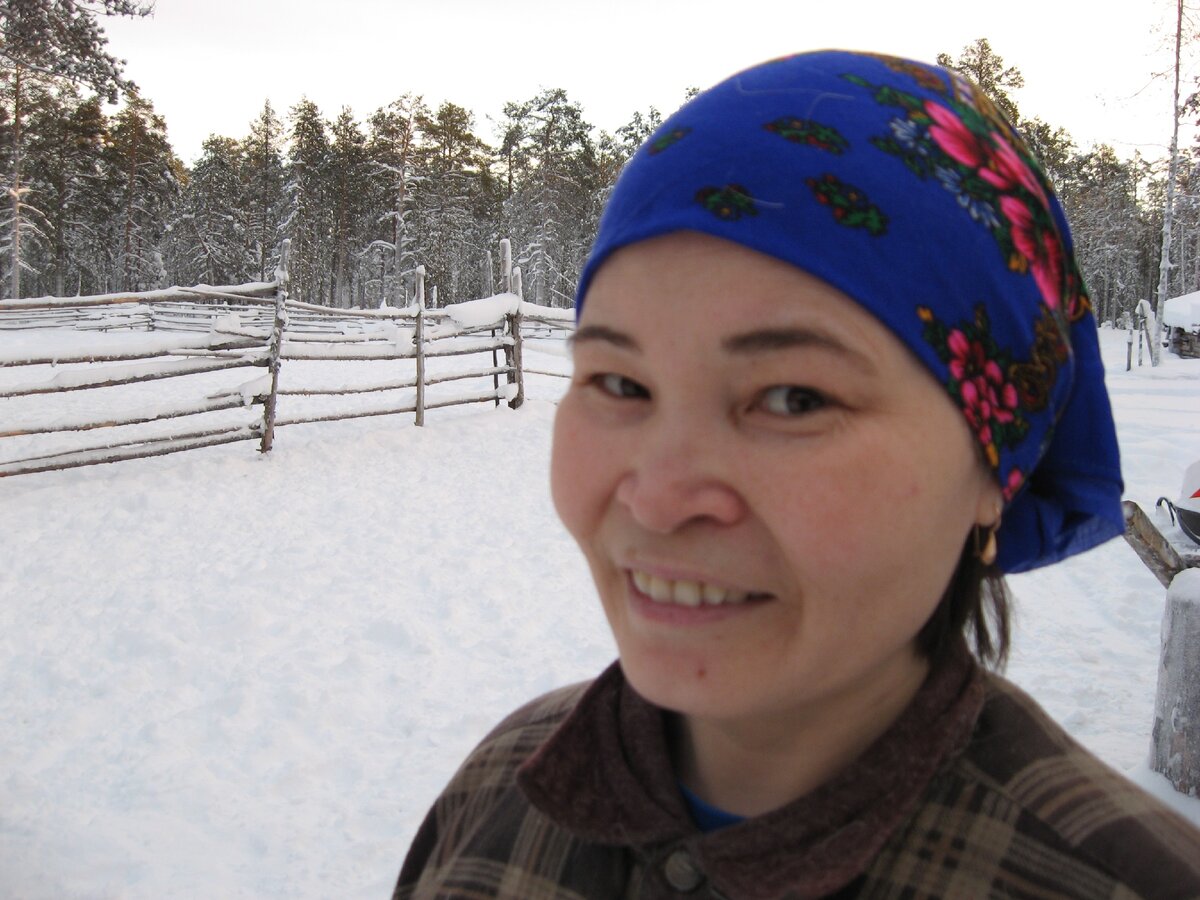 Платок большой с красными кочками на себя накинула. За Тундрой дивное озеро. Это не просто озеро, на нём с такими же, как жёрдочки у запора-вара, длинными шеями множество белых божественных созданий плавает. С их голосами я утром глаза открываю, их голоса меня спать укладывают.