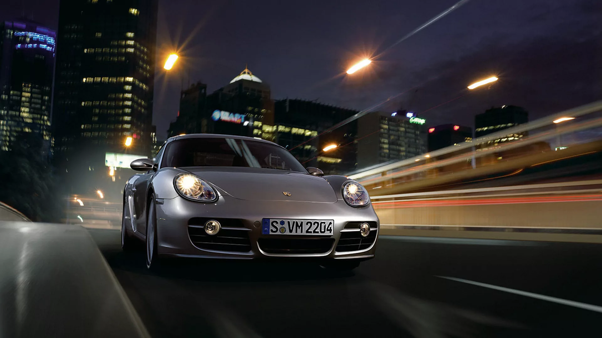 Компания Porsche AG является крупнейшим производителем с богатыми традициями создания спортивных автомобилей и самой успешной автомобилестроительной компанией в мире. Википедия Немецкий производитель автомобилей и солнцезащитных очков, основанный известным конструктором Фердинандом Порше в 1931 году. Штаб-квартира и основной завод находится в Штутгарте, Германия. . В 2010 году автомобили Porsche были признаны самыми надёжными в мире. В России подразделение Porsche возглавляет доктор Томас Штэрцель. Логотип Эмблема фирмы представляет собой герб, несущий в себе следующую информацию: чёрно-красные полосы и оленьи рога являются элементами герба германской земли Вюртемберг, столицей которой был город Штутгарт, а надпись «PORSCHE» и гарцующий жеребец в центре эмблемы напоминают о том, что родной для марки Штутгарт был основан как конная ферма в 950 году. Автором логотипа является Франц Ксавьер Раймшписсrude (нем. Franz Xaver Reimspieß)[7]. Впервые логотип появился в 1952 году, когда марка вышла на рынок США, для лучшей узнаваемости. До этого на капотах автомобилей была только надпись «PORSCHE».