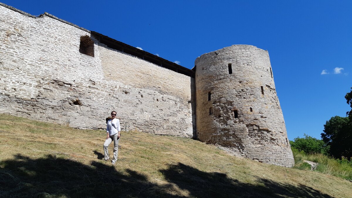 Изборская крепость, Колокольная башня