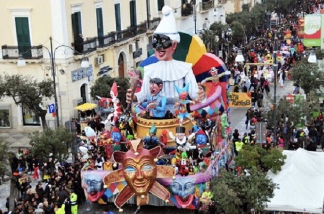 Карнавальное шествие в Неаполе