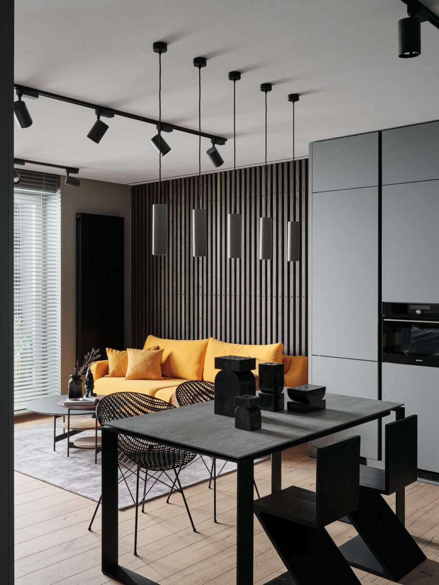  Гостиная. Диван, SK Design; корпусная мебель, кухня и стол по чертежам Алексея Иванова; стулья Zig-Zag Геррита Ритвельда; трековая система, Maytoni.