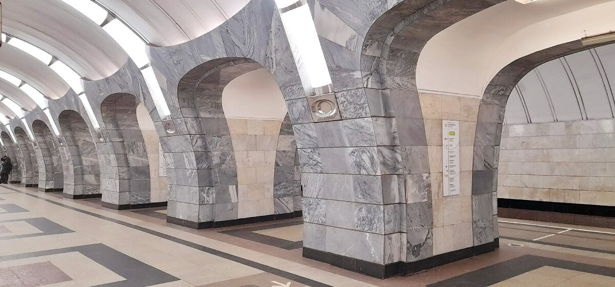 Мраморные пилоны центрального зала 