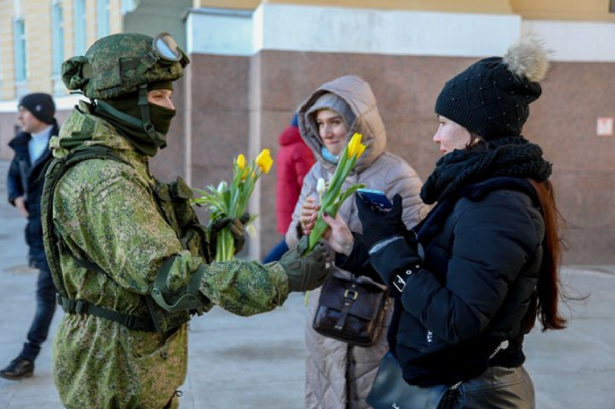 Фото от пресс-службы МинОбороны Рф. 8 марта, оно же 23 февраля по старому стилю.