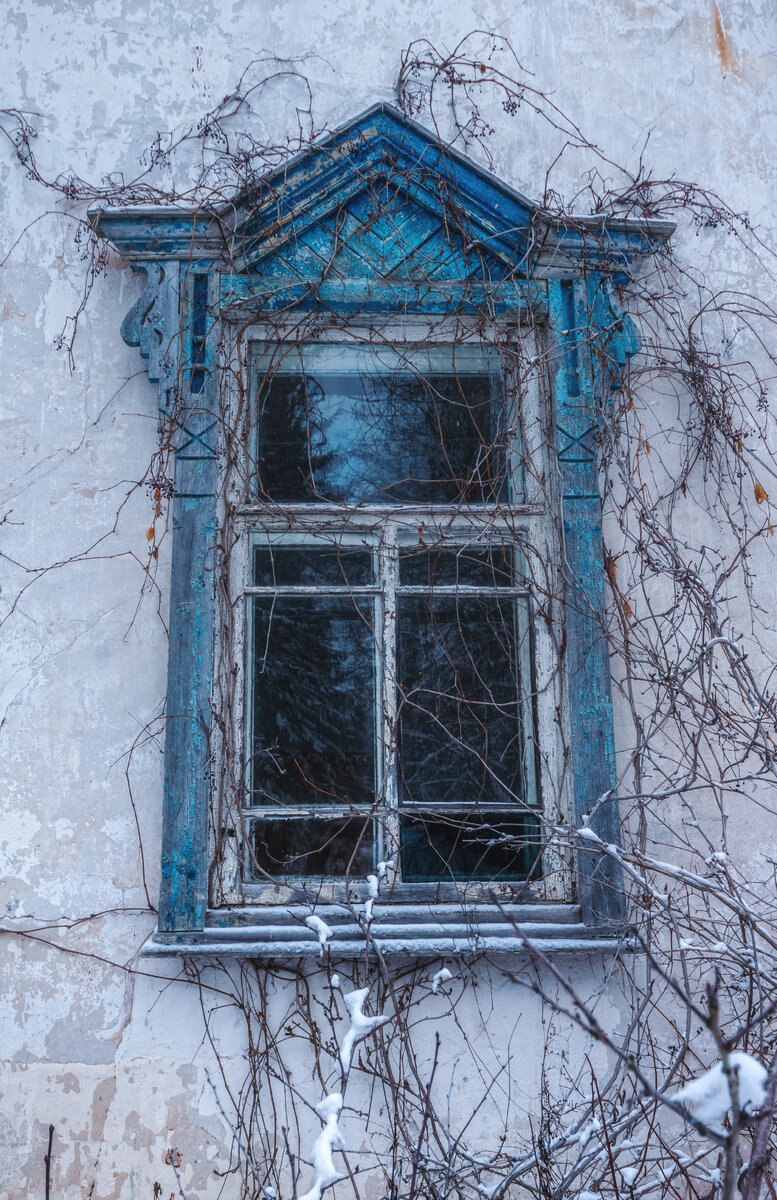 Окно, заброшенного интерната