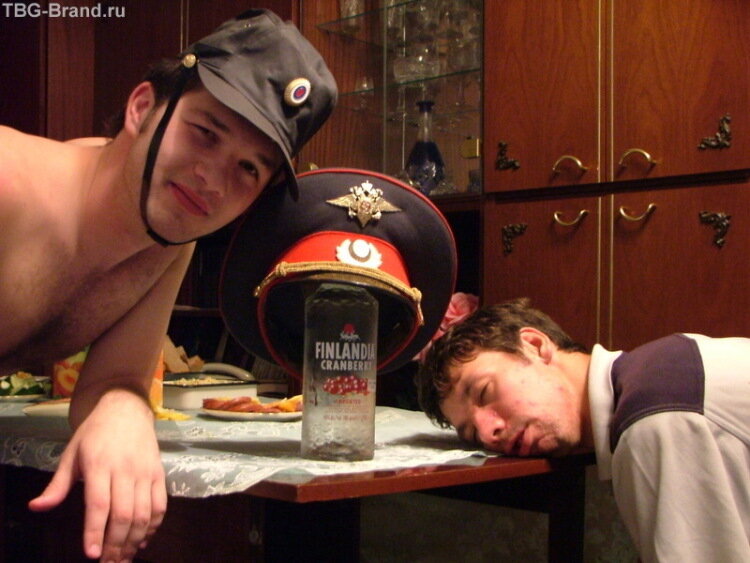 Из Яндекс.                                                                                                            Мои конвоиры зашли в комнату, и расположившись на кроватях стали считать свои командировочные. На моё  задержание им выделили всего 13000рублей,а награда за информацию про меня 500000,. Я ни чего не могу сказать против этих ребят, они мои ровесники, тоже спортсмены, у всех семьи, меня ни кто не бил, не пытал, может дело моё читали, может просто парни нормальные,я не знаю. Так вот, они сели на кровати, подвинули тумбочку, капитан Дима, самый молодой, расстегнул браслеты и позвали к столу. Было у них уважение ветерану боевых действий в Чечне,наверное. Я очень хотел выпить и забыться, не мог опьянеть ни как. В итоге я предложил забрать у меня из дома бутыль  с коньяком. Опера переглянулись и согласились. Вызволи машину из отдела и привезли коньяк, жена передала вещии еду. Бедная моя жена, я не представляю что она пережила. Я упущу все подробности нашей гулянки с операми,они хорошие парни. Дальше был самолёт из Краснодара в Домодедово, 2 часа, потом машина и следак. Не было доброго и злого, был только злой. Самолёт прилетел в 23часа,в Коломне был в час ночи. Видимо я был вип преступник следока вызвали старшего, подпол. Он мне сообщил что ждёт меня 15 лет, если он добрый будет. Скажу наперёд, он не врал, Еслиб не адвокат, так бы и было.     Мне повезло, и моя мама наняла толкового адвоката, во время допроса с пристрастием, она ворвалась в кабинет следока в час ночи. Увидев её следак осунулся, поздоровался с ней и отмел 2 стать, 210 и межнациональную рознь, сразу - - 5лет.освободить не могли . В ивс меня повёл, Дима, капитан в хламину пьяный, я еле его донёс, он был большой и тяжолый, мог не сбижать, а просто уйти, соблазн был, но не стал. 