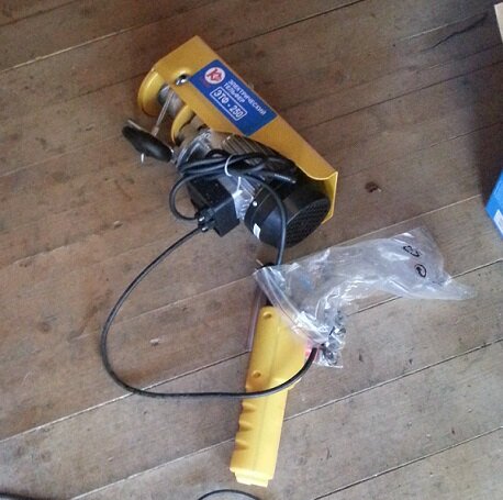 Тельфер -электролебедка , подъемная сила 125 кг на одинарном тросе или 250 кг с блоком на двойном торосе.