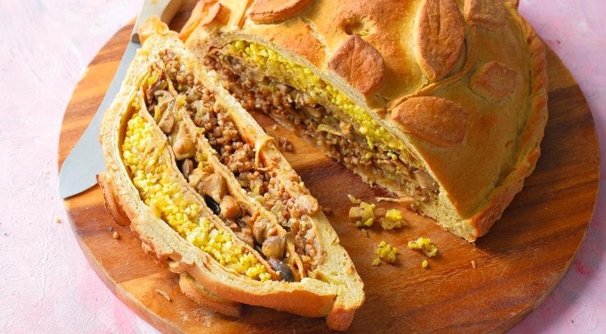 Постная кулебяка с грибами и кашей