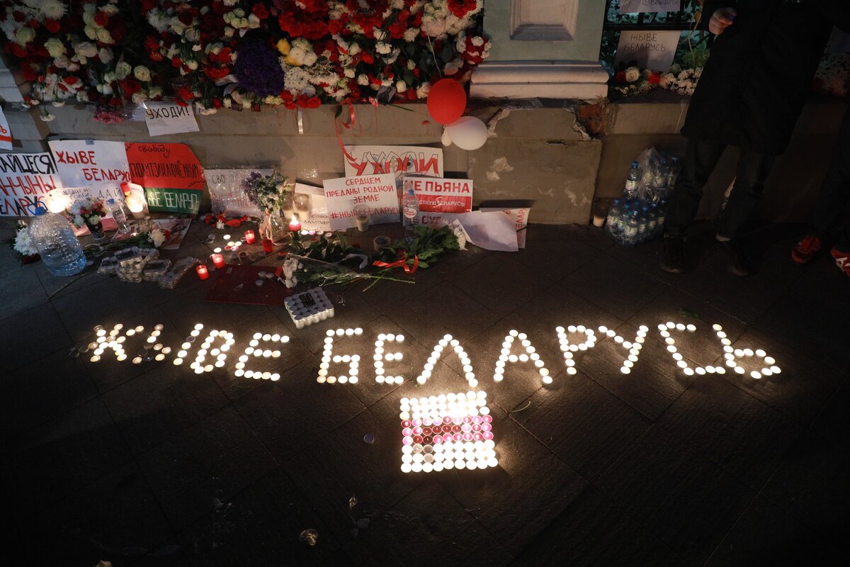 Пикеты в поддержку активистов оппозиции в Минске у посольства Белоруссии в Москве