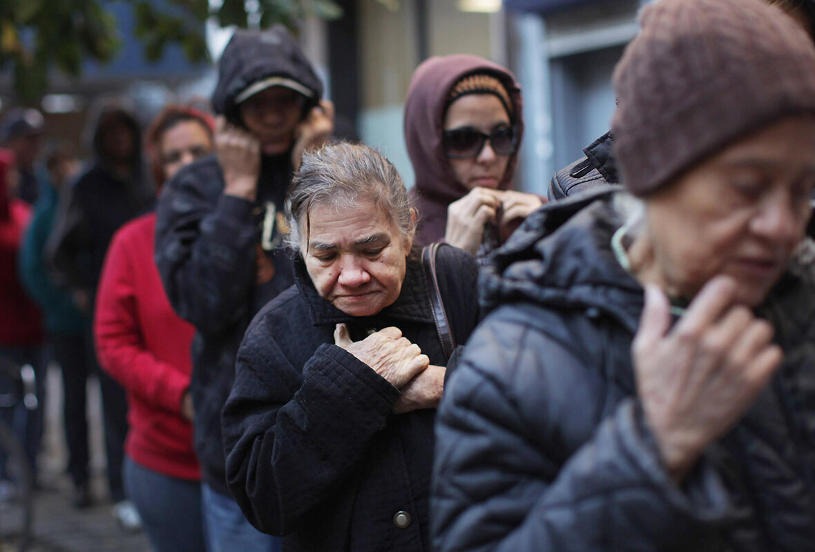 Бедные чаще берут кредиты.