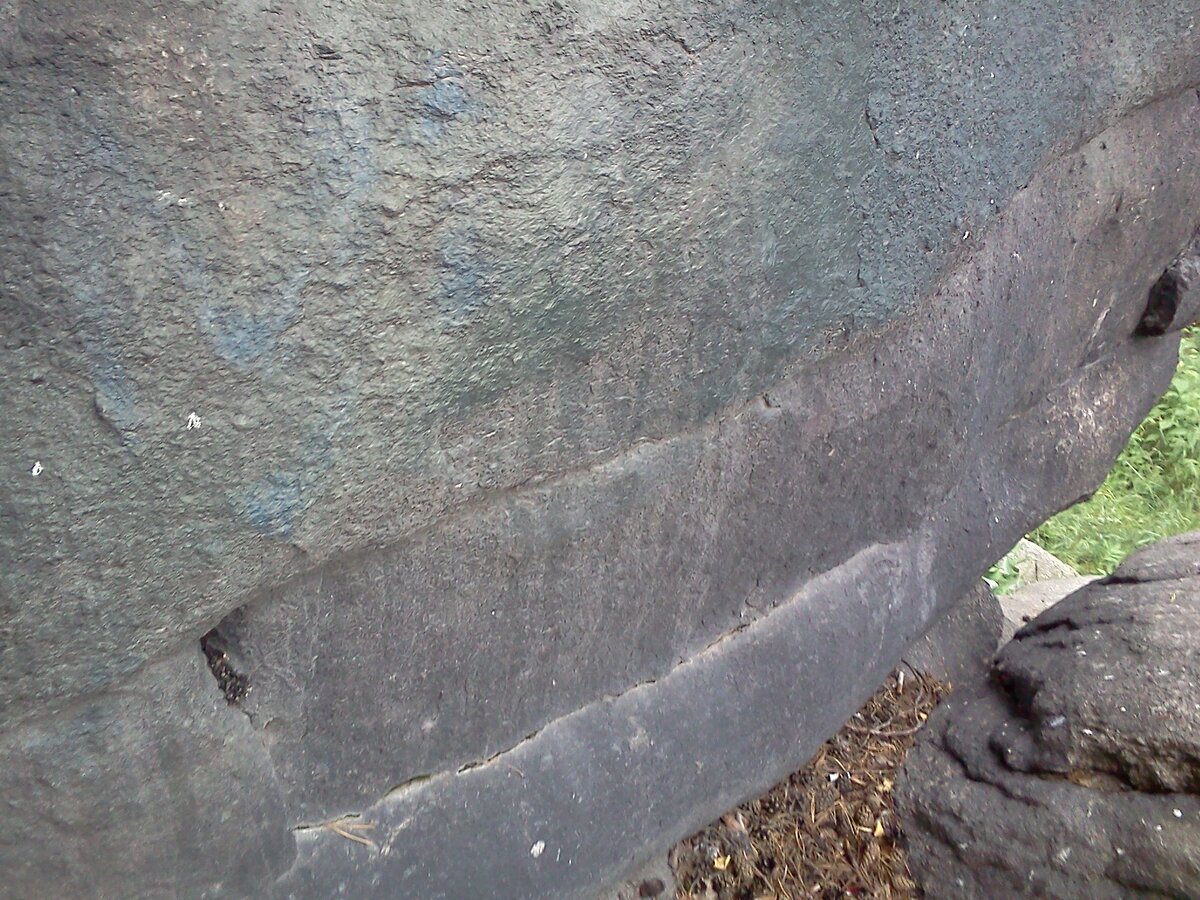 Будто некая вставка камня