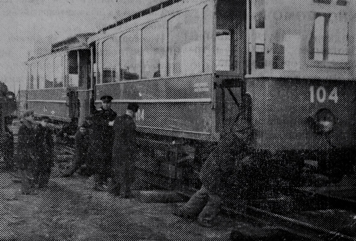 Спуск вагонов на трамвайную линию. 1946 год.