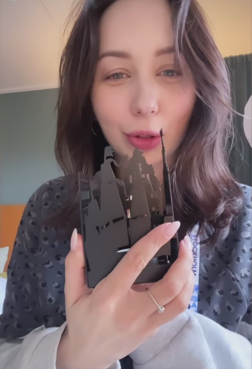 Елизавета Туктамышева разбирает коробку сюрпризов от организаторов чемпионата мира по фигурному катанию.