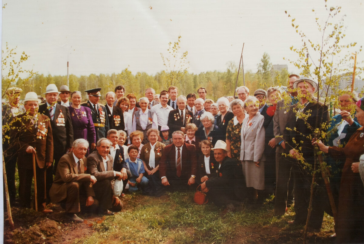 На аллее ветеранов в гор.саду 9.5.1996 г.