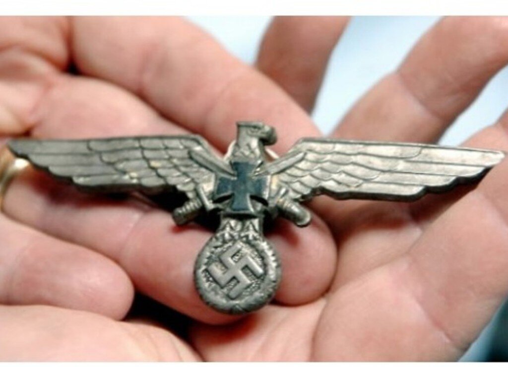 Знак, который якобы найден в соме. Его носили на форме офицеры Германии