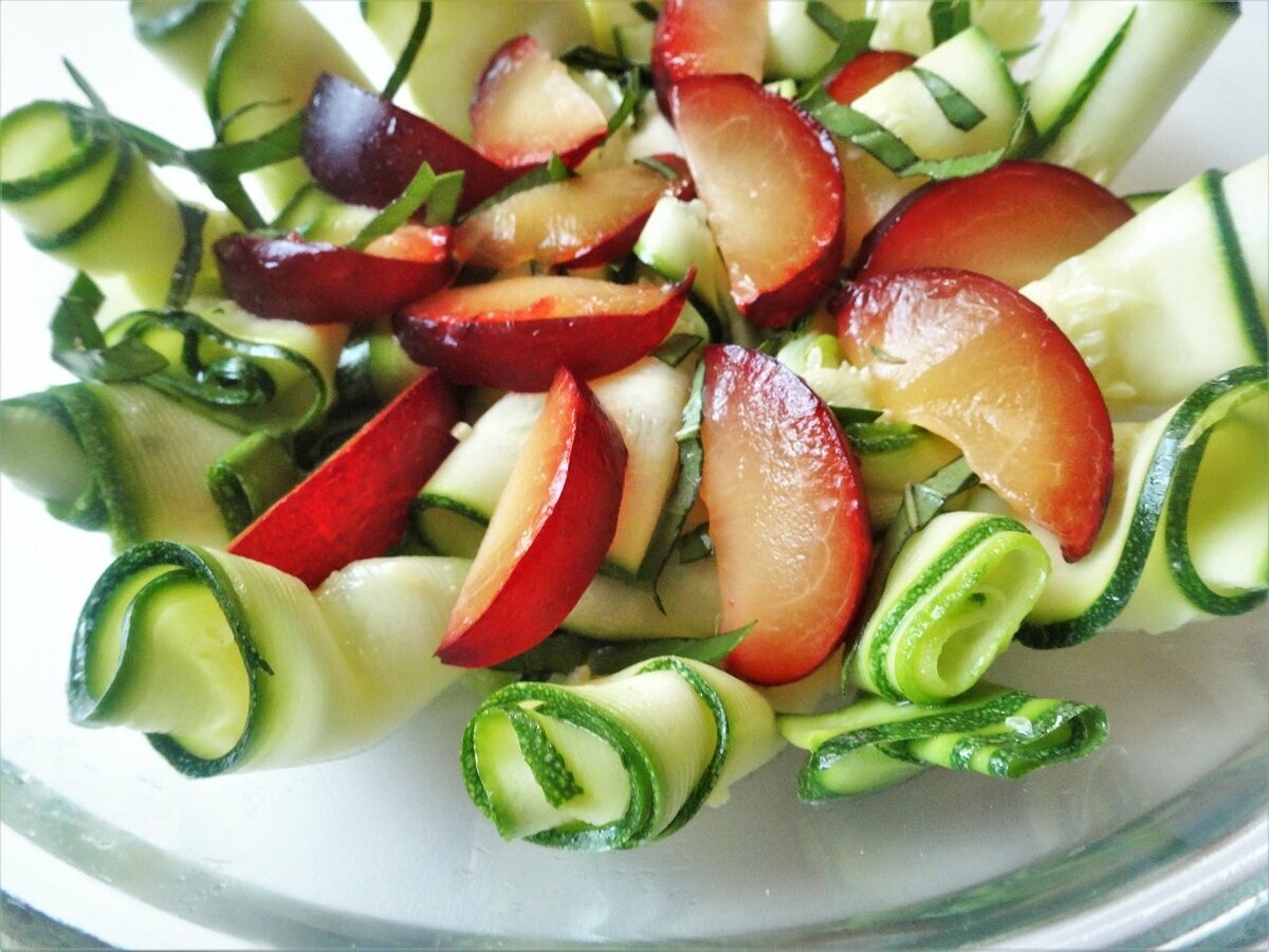 Салат из кабачков со сливами в процессе приготовления