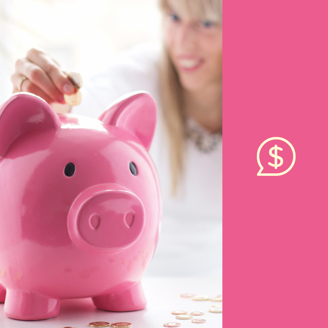 Женщина кладёт монеты в копилку