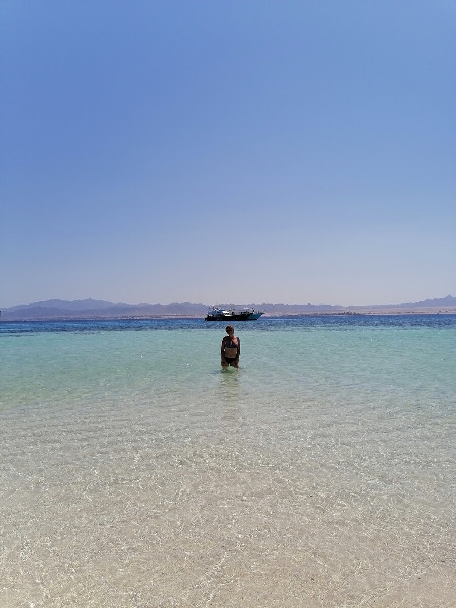 Райский остров в Красном море. Другое название - Египетские Мальдивы за белый песок и лазурную воду в море. Личное фото. 