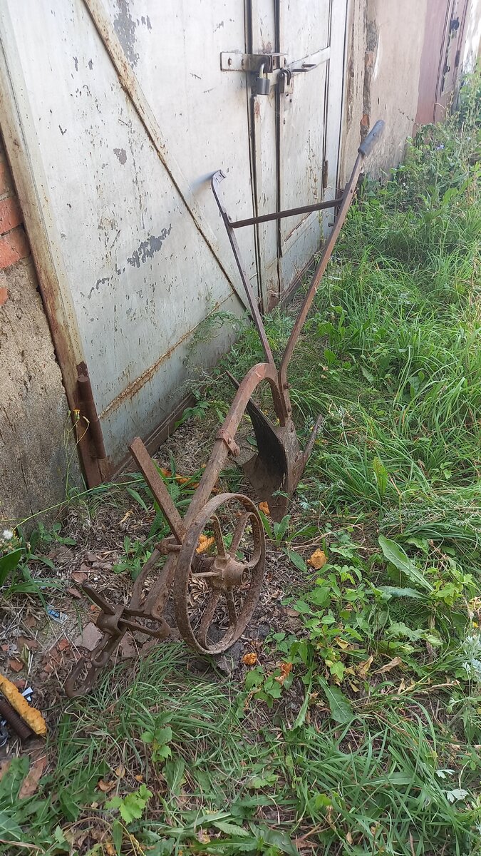 У меня возле гаража.