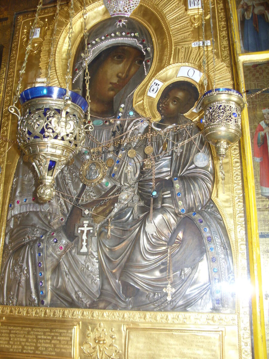 Минская икона Божией Матери, облаченная в XIX веке в серебряную ризу.