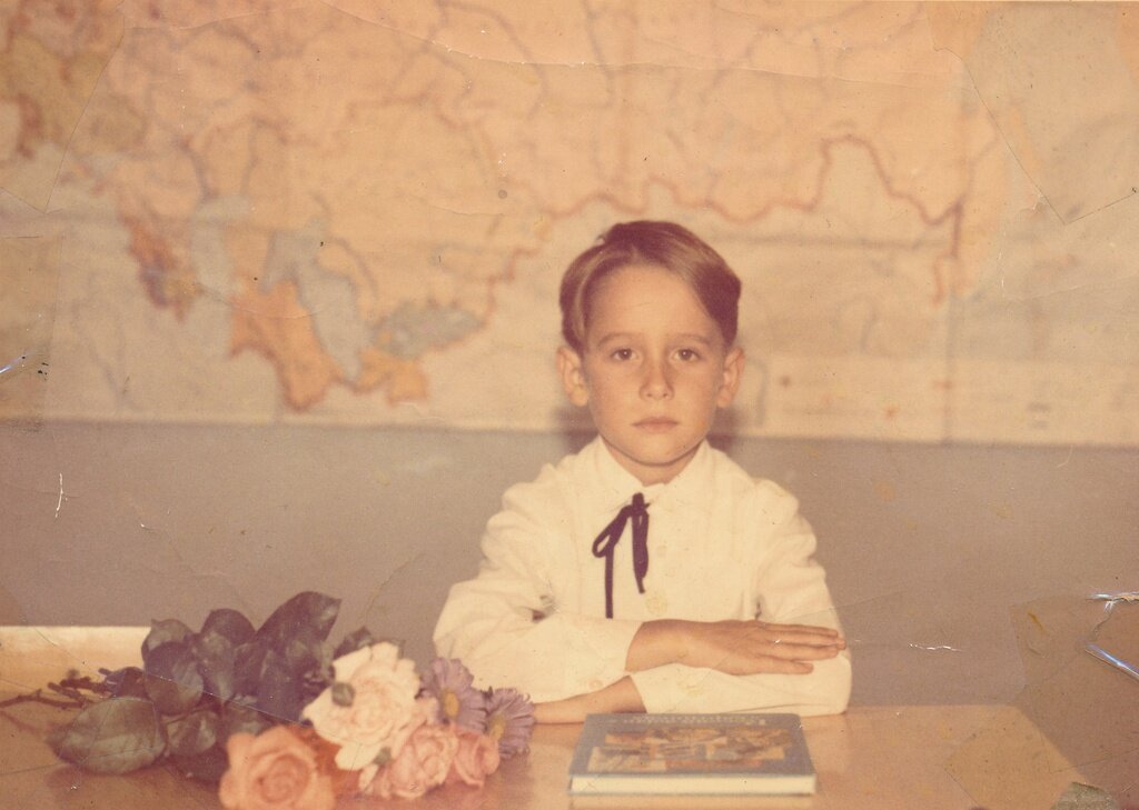Первоклассник. Неизвестный автор, 1988 год, Украинская ССР, Крымская обл., г. Севастополь, пос. Андреевка, из архива Ольги Павловны Кухарь.