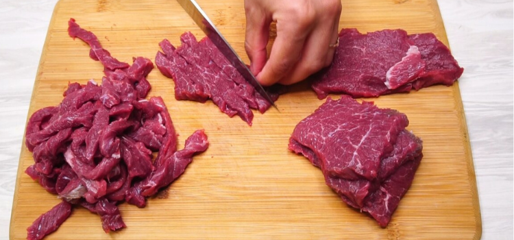 телятину по резать на тонкие полоски