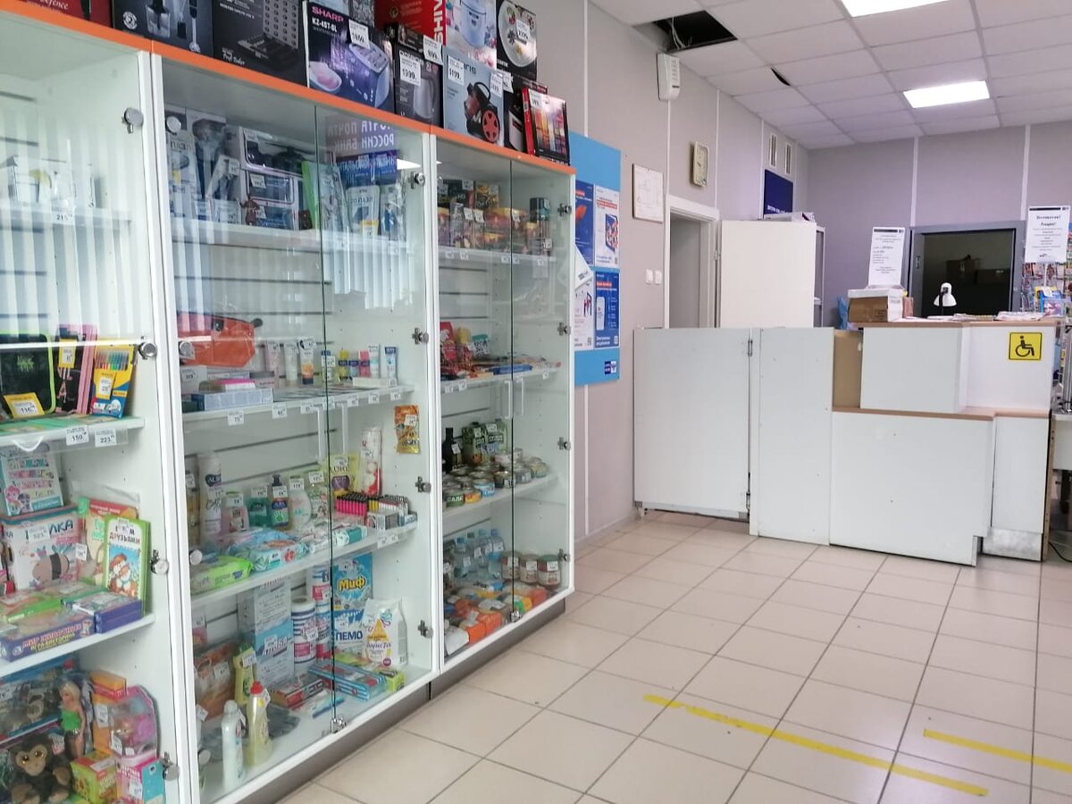 Сразу и не поймёшь, почта это или магазин. 