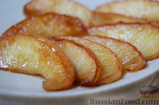 Потрясающе простой, вкусный и экономный десерт. Дольки яблок карамелизуются на сковороде без сахара, только за счет собственного сока. Это лакомство можно сделать за считанные минуты.